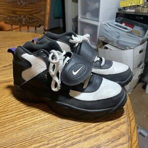 Nike Air Mission 630911-103 White/Black/Purple Youth 7Y